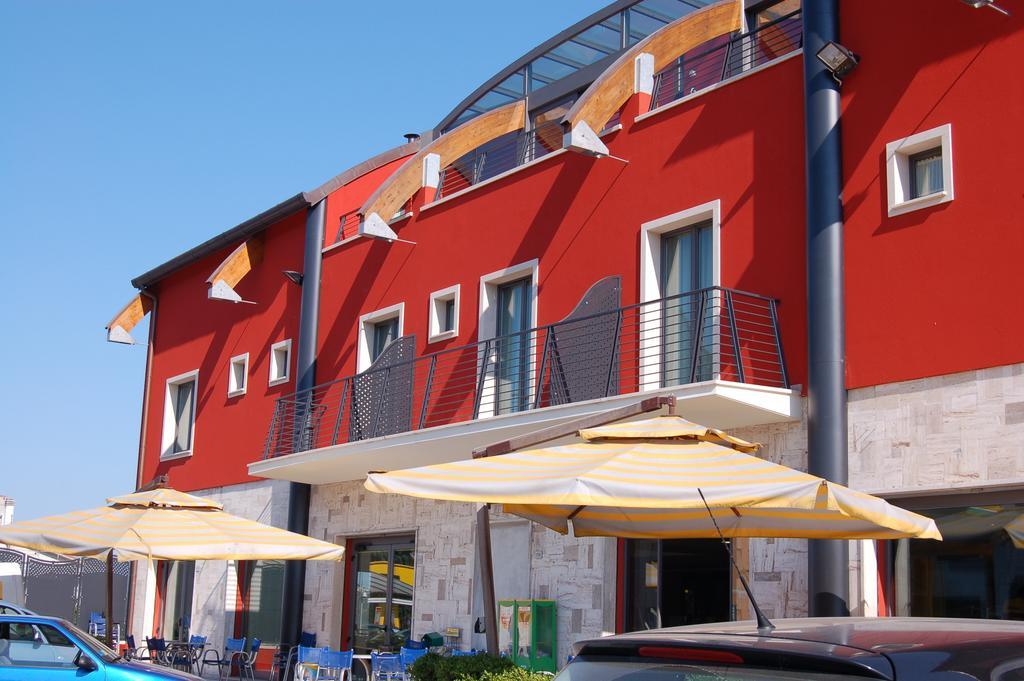 Hotel Flaminio Tavernelle Serrungarina Exterior photo